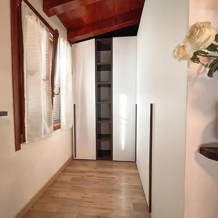 The Urban Nest 2, Spacious, Wifi And Near The Red Metro Apartment *