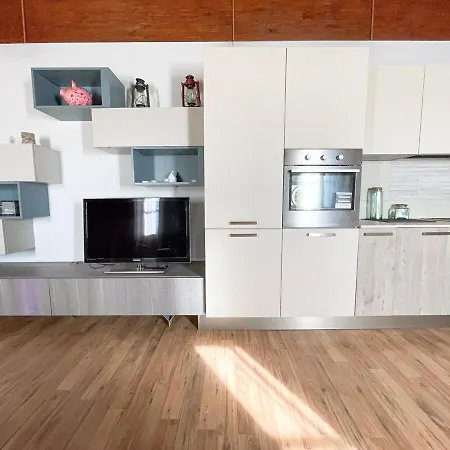 The Urban Nest 2, Spacious, Wifi And Near The Red Metro Apartment *