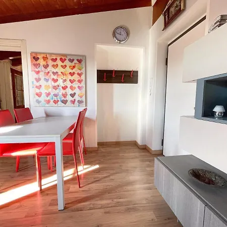 The Urban Nest 2, Spacious, Wifi And Near The Red Metro Apartment