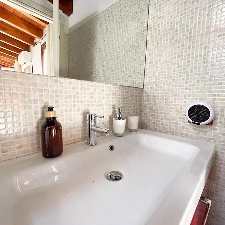 The Urban Nest 2, Spacious, Wifi And Near The Red Metro Apartment *